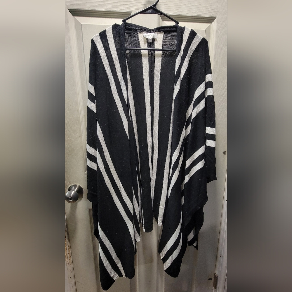 Avenue wrap/shawl with pockets